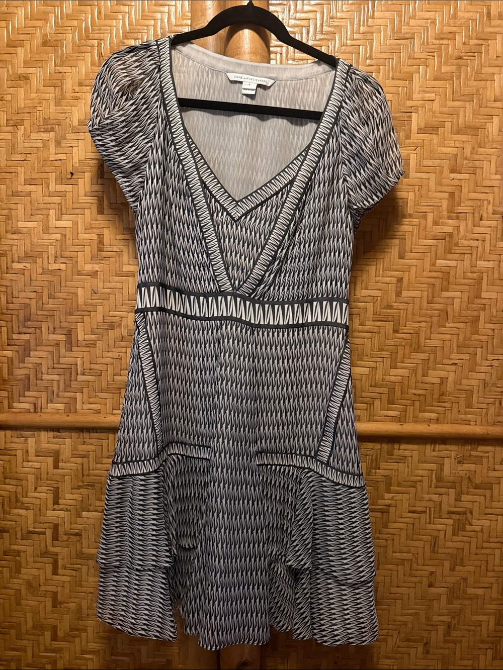 Diane Von Furstenberg Black and White Patterned V-Neck Mini Dress size 8